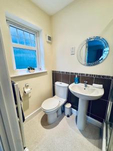 FrizingtonにあるLinga House - 3 Bedrooms - Sleeps 5のトイレ、洗面台、鏡のあるバスルーム