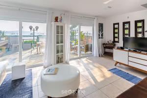 TV a/nebo společenská místnost v ubytování Bela casa frente mar em Santo Antônio CDA1647