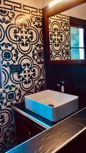 ein Badezimmer mit einem weißen Waschbecken auf einer Ablage in der Unterkunft Kesaviyam Unique Ocean View Luxury Suites vicinity Kovalam Light house in Kovalam