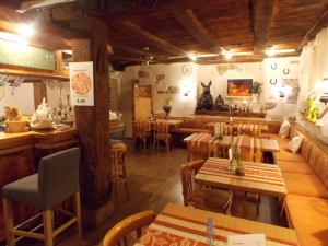 Un restaurante o sitio para comer en Ferienwohnung 'Alte Schmiede'