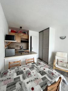 Posteľ alebo postele v izbe v ubytovaní Résidence Les Arolles - JOLIE STUDIO AUX PIEDS DES PISTES MAE-2644