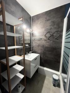 Kúpeľňa v ubytovaní Résidence Les Arolles - JOLIE STUDIO AUX PIEDS DES PISTES MAE-2644