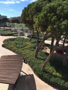 Vonkajšia záhrada v ubytovaní Pineda Beach PORT AVENTURA