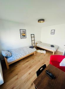una sala de estar con dos camas y una mesa en PF Apartments S1, en Eschweiler
