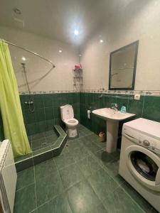 Ένα μπάνιο στο Apartment near Rio Mall with 2 bedrooms