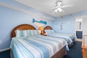 マートルビーチにあるOceanfront Views with 7 Beds, Pools, Lazy River, Gym by myBeach Vacation Rentalsのベッド2台と天井ファン付きの寝室 +45枚の写真