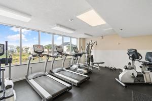 マートルビーチにあるOceanfront Views with 7 Beds, Pools, Lazy River, Gym by myBeach Vacation Rentalsの窓付きの客室にトレッドミルとエリプティカルを用意したジムがあります。