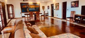 ein Wohnzimmer mit Sofa und Tisch in der Unterkunft Kesaviyam Unique Ocean View Luxury Suites vicinity Kovalam Light house in Kovalam