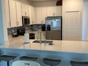 Küche/Küchenzeile in der Unterkunft Close to Englewood and Boca Grande beach, monthly New Vacation Villa