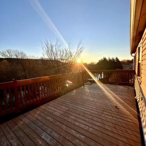 ベー・サン・ポールにあるEspace cozy au coeur de Baie-St-Paulの木製デッキ(夕日付)