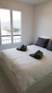 普朗德拉图尔Maison Jasmin, Modern, air-conditioned 2-bed with lovely terrace & communal pool的一张白色的大床，上面有三个枕头 更多46张照片