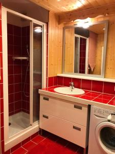 łazienka z umywalką i prysznicem w obiekcie Résidence Herbouilly - Très joli deux pièces rénové pied des pistes MAE-3964 w mieście Corrençon-en-Vercors +7 zdjęć
