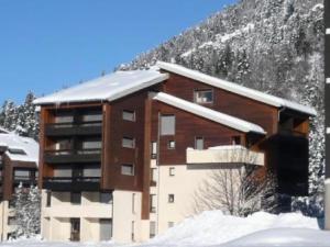 budynek ze śniegiem na dachu przed górą w obiekcie Résidence La Grande Traversee - Charmant studio pied des pistes MAE-4044 w mieście Corrençon-en-Vercors +6 zdjęć