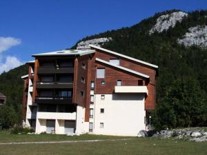 budynek przed górą w obiekcie Résidence La Grande Traversee - Charmant studio pied des pistes MAE-4044 w mieście Corrençon-en-Vercors