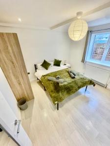 Ένα ή περισσότερα κρεβάτια σε δωμάτιο στο beautiful 3 bedroom apartment in cambridge sleeps 7