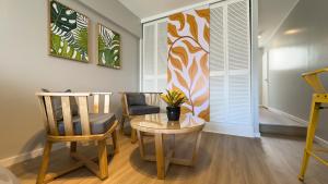 een eetkamer met stoelen en een tafel met een vaas erop bij Soho Rentals in Buenos Aires