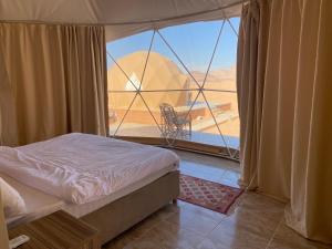 Postel nebo postele na pokoji v ubytování Al Jawhara Luxury Camp