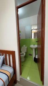 PaitaにあるHabitación Privada en Paita Altaのトイレと洗面台のある小さなバスルーム