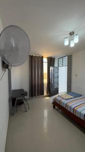 PaitaにあるHabitación Privada en Paita Altaのベッドと机が置かれた寝室 +6枚の写真