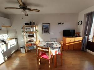 kuchnia ze stołem i jadalnią w obiekcie Résidence Le Grand Adret - Studio cabine MAE-2364 w mieście Villard-de-Lans