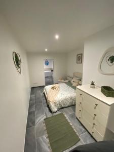 Ένα ή περισσότερα κρεβάτια σε δωμάτιο στο Cosy Home avec Spa - Prox airport, CNPE, Eurexpo +24 φωτογραφίες