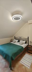 Posteľ alebo postele v izbe v ubytovaní Apartamenty Smętek