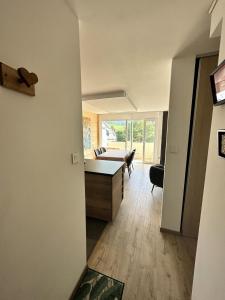 维拉尔-德朗Résidence Le Vercors - Appartement proche du centre de Villard de Lans MAE-3934的客厅配有一张床和一张书桌 更多10张照片
