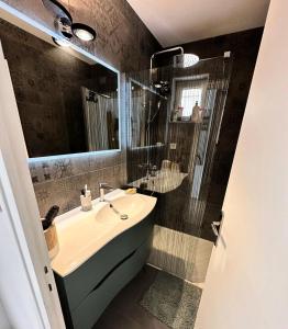 维拉尔-德朗Résidence Le Vercors - Appartement proche du centre de Villard de Lans MAE-3934的带水槽和淋浴的浴室