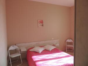 Postel nebo postele na pokoji v ubytování Hotel Le Colbert epernay