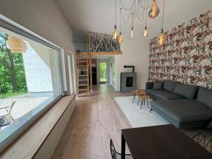 una sala de estar con un sofá y una mesa en Auszeit am Schwielowsee - Exklusiver Bungalow mit Seeblick, en Schwielowsee