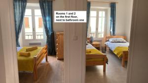 Säng eller sängar i ett rum på Mountain View - 3-Bedroom, Air-Conditioned Village House in Sorède