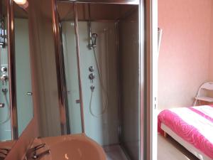 Postel nebo postele na pokoji v ubytování Hotel Le Colbert epernay