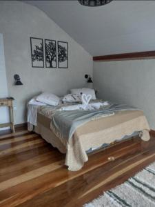 um quarto com uma cama em um quarto em Cazinha ninho dos canarinhos em Viscode de Mauá