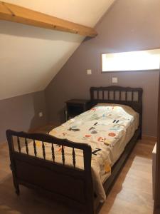 a bedroom with a bed in a attic at Maison de campagne in Hamelet