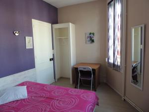 Postel nebo postele na pokoji v ubytování Hotel Le Colbert epernay