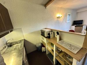 Köök või kööginurk majutusasutuses Résidence La Grande Traversee - NOUVEAUTE PIED DES PISTES MAE-1781