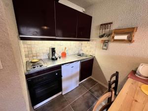 eine kleine Küche mit Spüle und Herd in der Unterkunft Résidence Carette - STUDIO 32 M² CLOS DE LA BALME MAE-4841 in Corrençon-en-Vercors