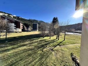 eine Gruppe von Bäumen auf einem Feld mit einem Gebäude in der Unterkunft Résidence Carette - STUDIO 32 M² CLOS DE LA BALME MAE-4841 in Corrençon-en-Vercors + 2 Fotos