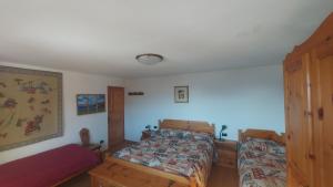 a bedroom with two twin beds and a bed sidx sidx sidx at CAV MES VALLEES Torgnon Vda in Torgnon