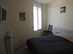 Postel nebo postele na pokoji v ubytování Hotel Le Colbert epernay