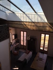 マルセイユにあるAdoramaar- le loftの天窓付きのリビングルームの景色を望めます。