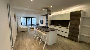 a kitchen with a stove and a counter top at Spacious 4 Bedroom House in Leamington Spa