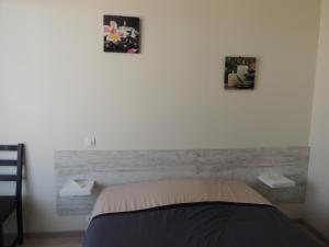 Postel nebo postele na pokoji v ubytování Hotel Le Colbert epernay