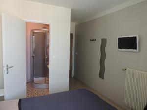 Postel nebo postele na pokoji v ubytování Hotel Le Colbert epernay