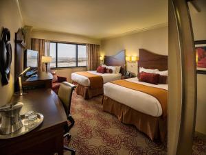 デュラントにあるChoctaw Casino Resort - Durantのベッド2台と机があるホテルの部屋