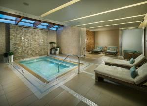 Habitación con baño grande con bañera de hidromasaje. en Choctaw Casino Resort - Durant en Durant
