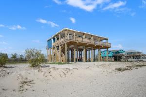 una casa sulla spiaggia vicino alla sabbia di Bella Luna - Stunning 4BR Beachfront w Cargo Lift a Bolivar Peninsula