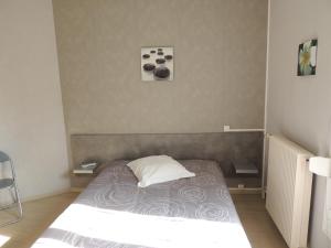 Postel nebo postele na pokoji v ubytování Hotel Le Colbert epernay