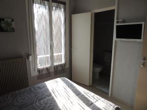 Postel nebo postele na pokoji v ubytování Hotel Le Colbert epernay