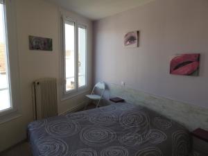 Postel nebo postele na pokoji v ubytování Hotel Le Colbert epernay